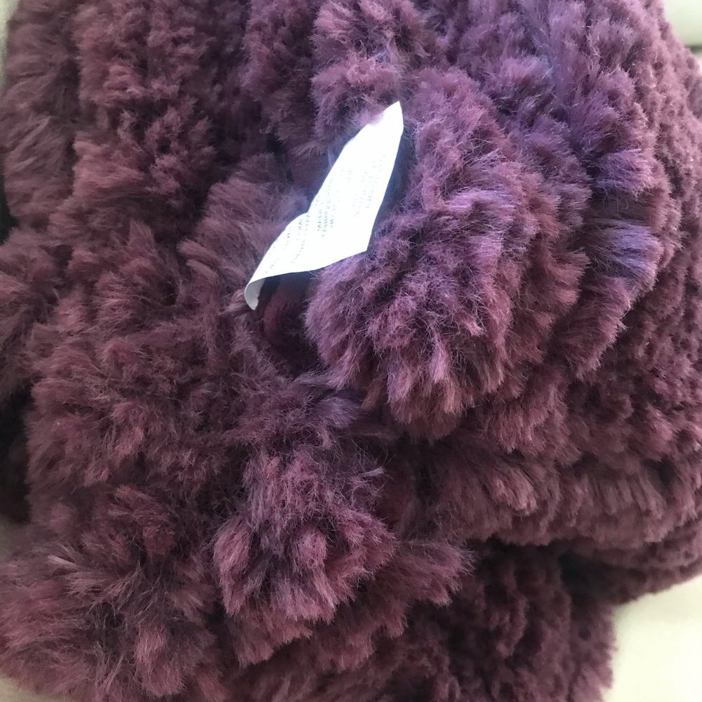 UGG Luxe  throw so very soft  in Cabernet color . - Picture 10 of 13